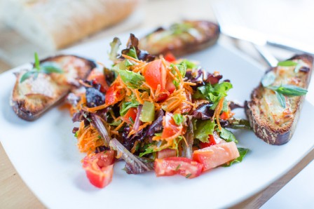 salade-tomates-carottes-rapees-toast-chevre-sariette.jpg